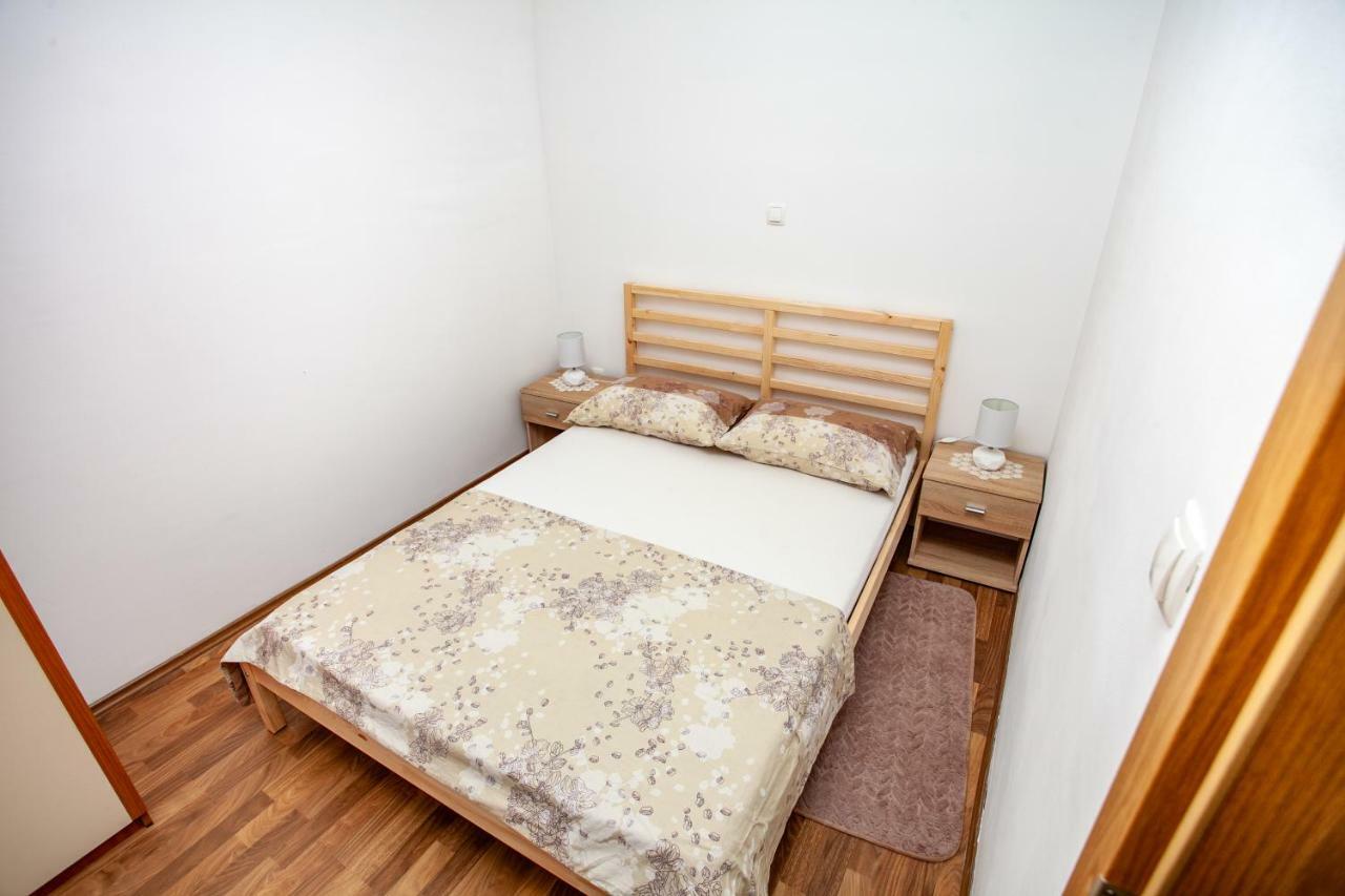 Ap Punta Next To Sandy Beach, Apartment With Garden Omis Bagian luar foto