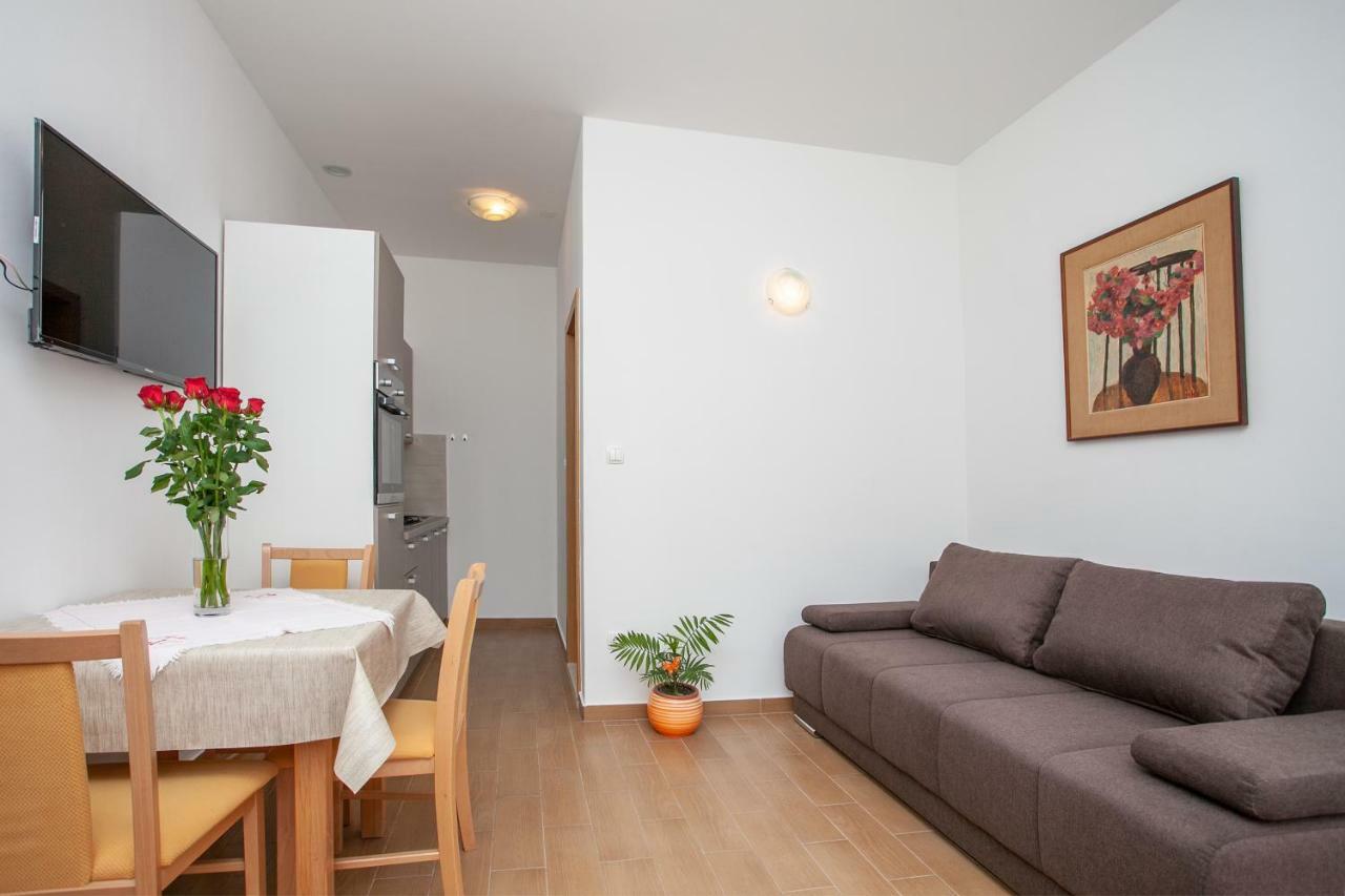 Ap Punta Next To Sandy Beach, Apartment With Garden Omis Bagian luar foto