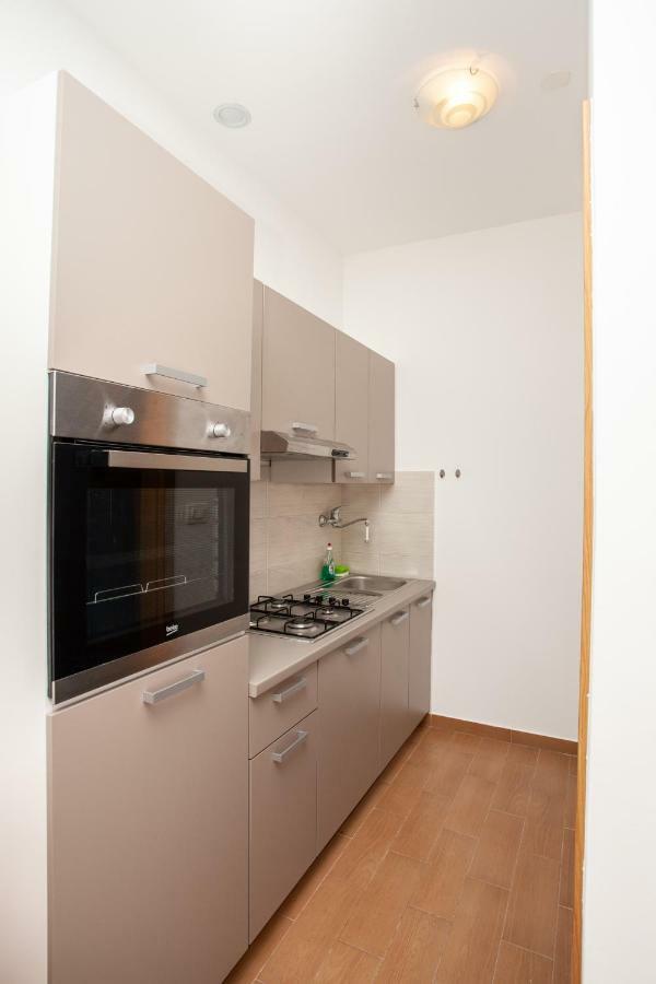 Ap Punta Next To Sandy Beach, Apartment With Garden Omis Bagian luar foto