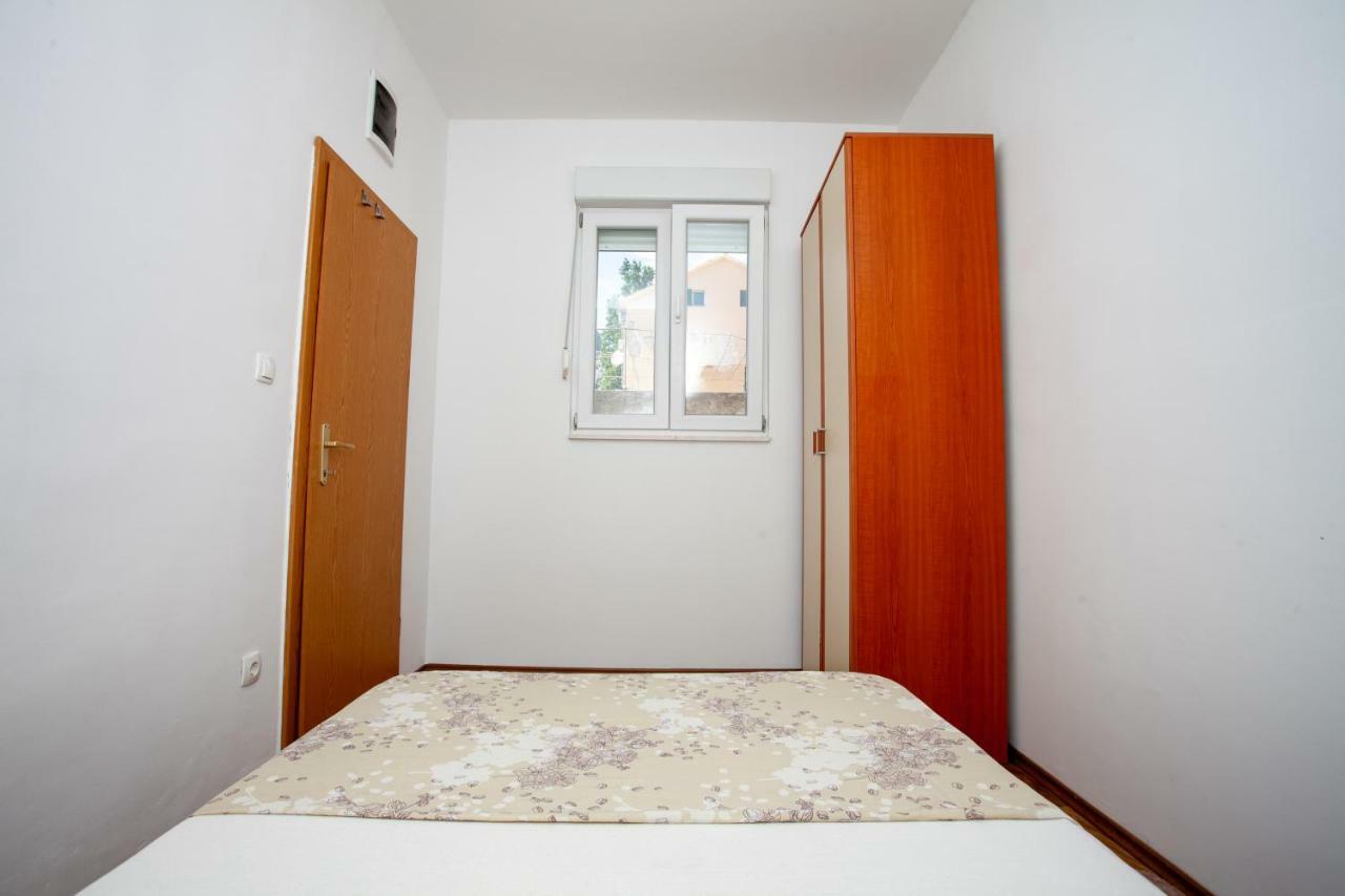 Ap Punta Next To Sandy Beach, Apartment With Garden Omis Bagian luar foto