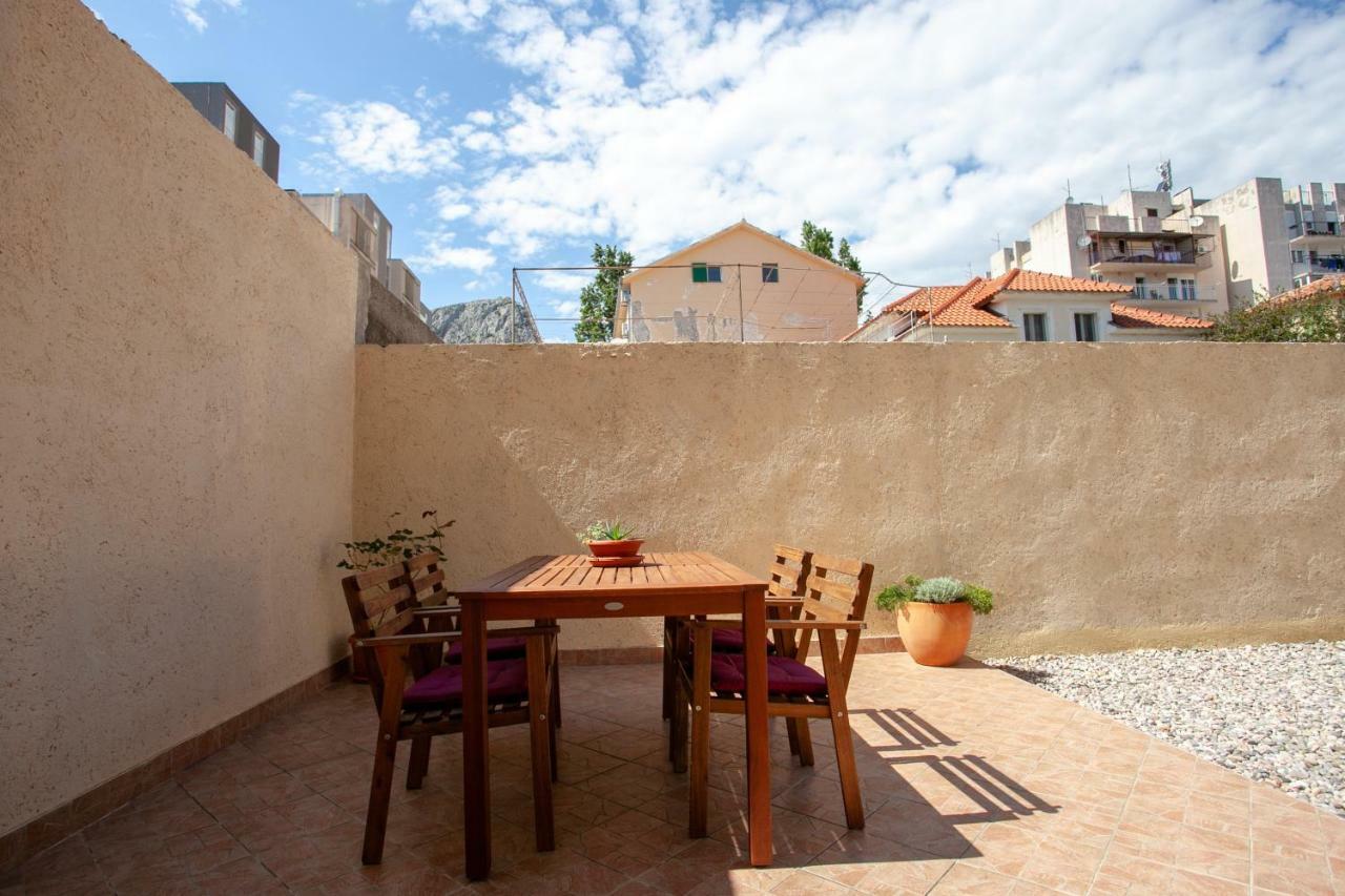 Ap Punta Next To Sandy Beach, Apartment With Garden Omis Bagian luar foto