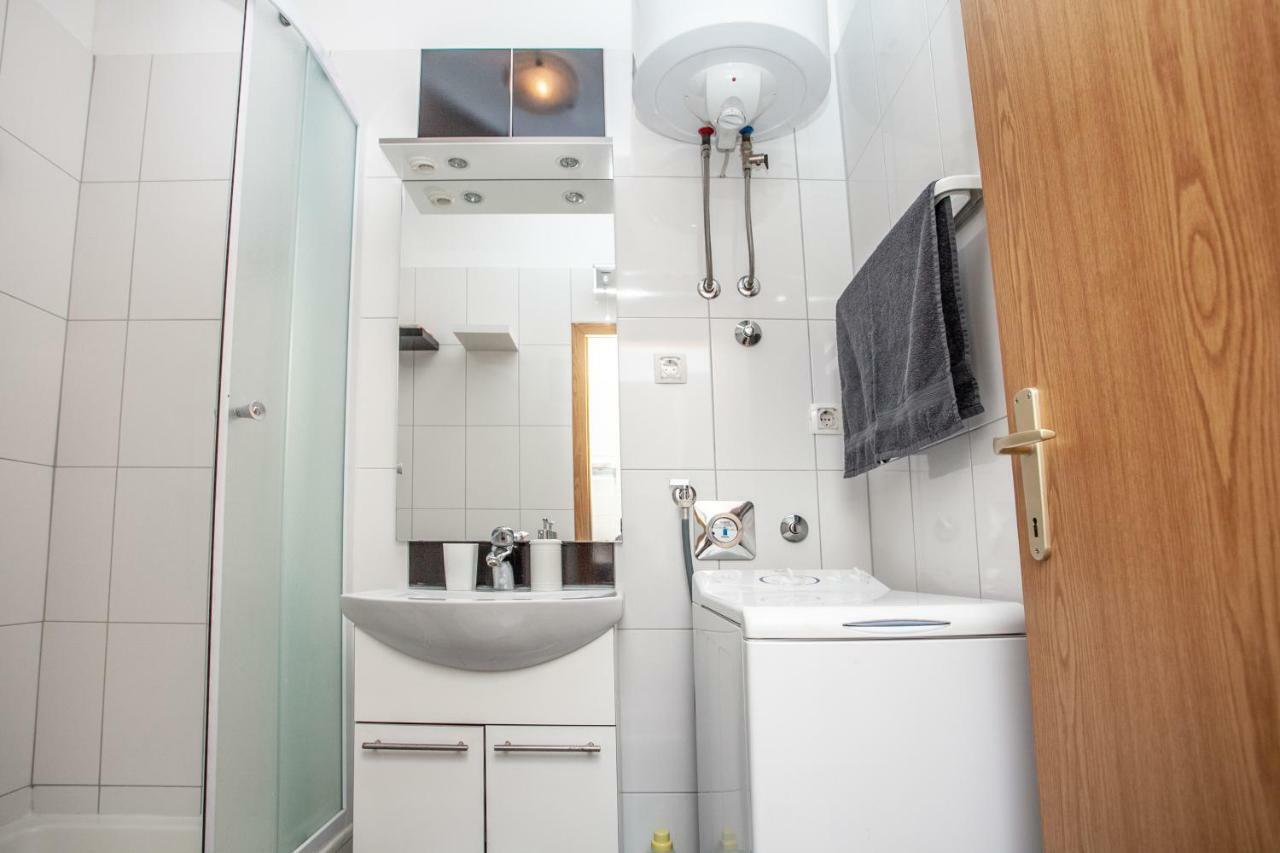Ap Punta Next To Sandy Beach, Apartment With Garden Omis Bagian luar foto