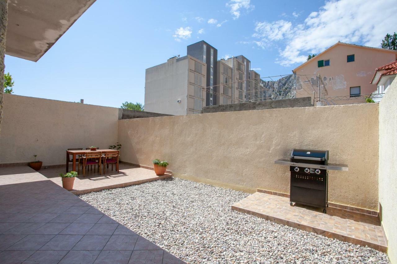 Ap Punta Next To Sandy Beach, Apartment With Garden Omis Bagian luar foto