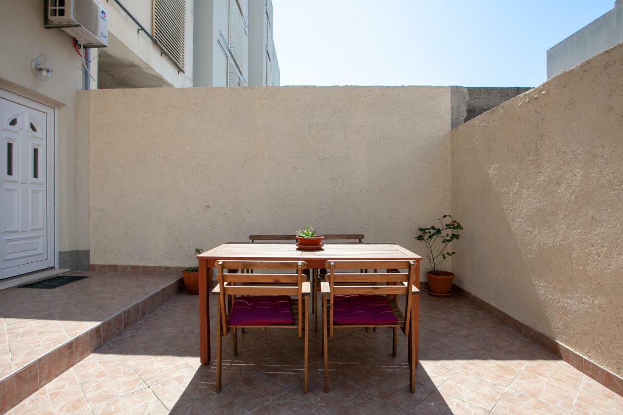 Ap Punta Next To Sandy Beach, Apartment With Garden Omis Bagian luar foto