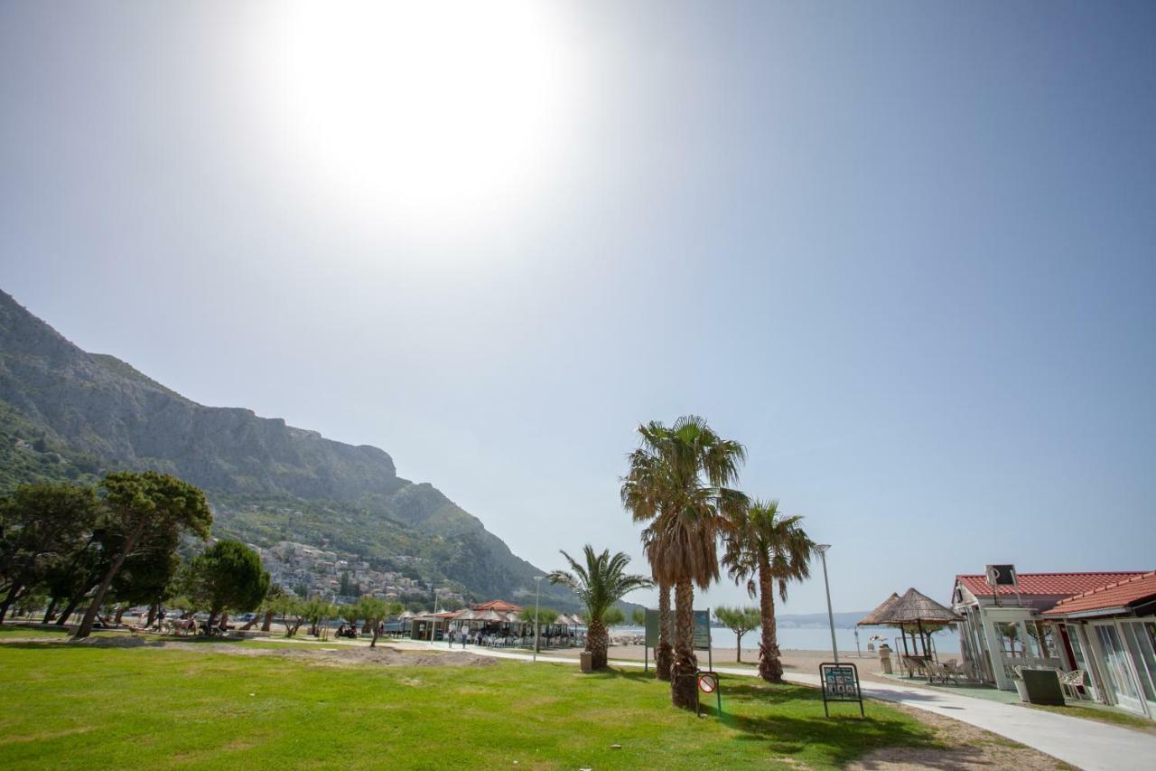 Ap Punta Next To Sandy Beach, Apartment With Garden Omis Bagian luar foto