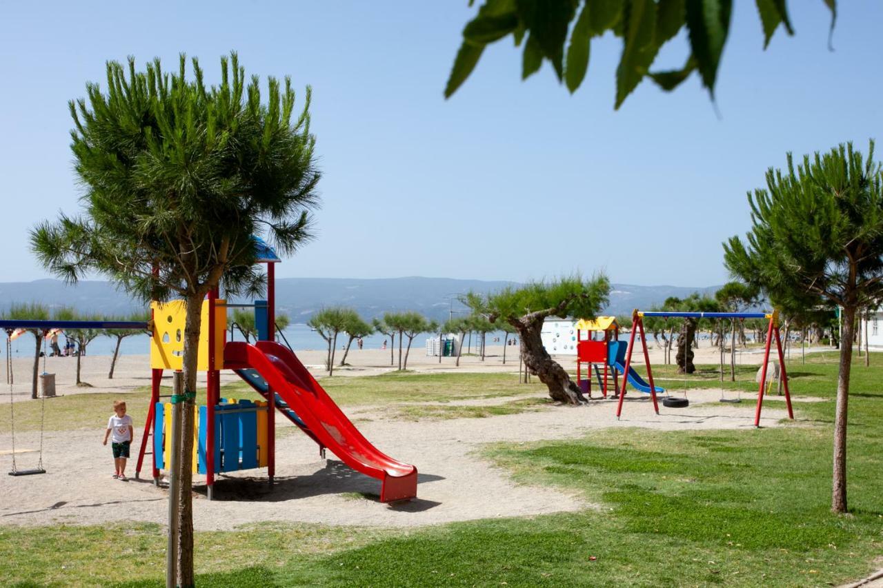 Ap Punta Next To Sandy Beach, Apartment With Garden Omis Bagian luar foto